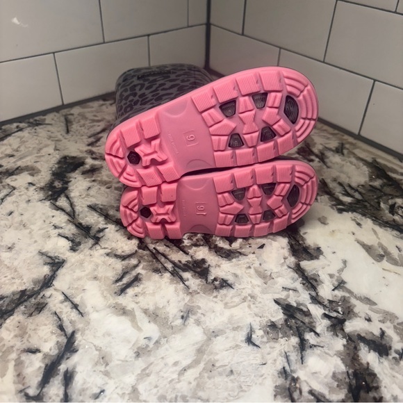 Roma Gray Leopard Print Boots with Pink Soles - Picture 6 of 7